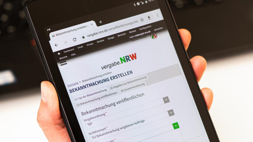 Tablet mit der aufgerufenen Seite des Veröffentlichungsclients